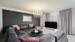 TV, ping pong - Villa Amfora for 12 guests with sauna, jacuzzi, tennis and heatedpool (Poljica-Brig)