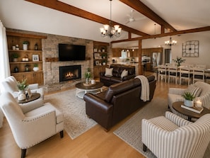 Smart-tv, een open haard, videospelletjes en een stereo