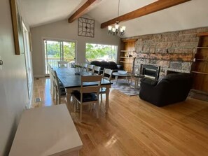 TV connectée, cheminée, jeux vidéo, baby-foot