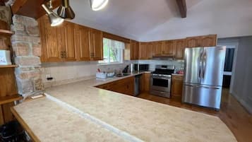 Kylskåp, mikrovågsugn, ugn och spishäll