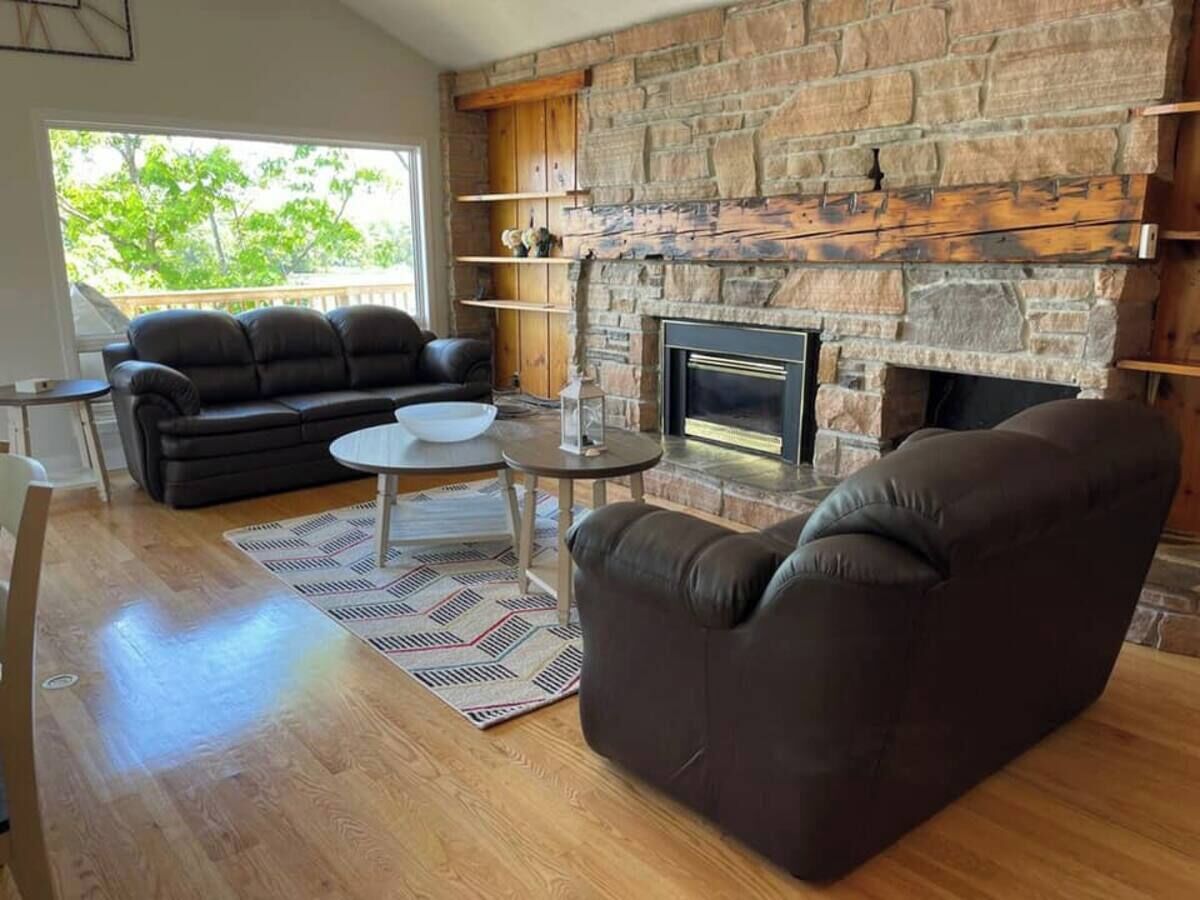 Älytelevisio, takka, videopelejä, pöytäjalkapallopöytä