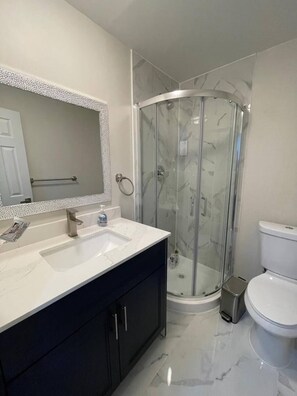 Baignoire, sèche-cheveux, serviettes fournies, papier toilette