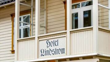 A hotel named "Hotel Lindstrom" with a classic architectural style, featuring multiple windows and a prominent entrance.