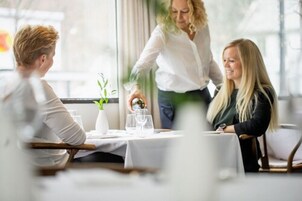 Café da manhã com buffet grátis todos os dias