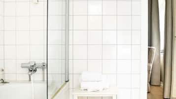 Superior-Zimmer (Lindstrøm 1899) | Badezimmer | Dusche, kostenlose Toilettenartikel, Haartrockner, Seife