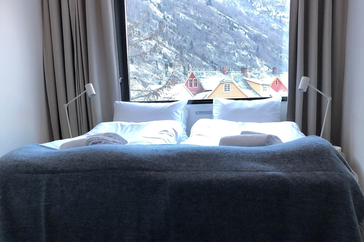 Escritorio, wifi gratis y ropa de cama