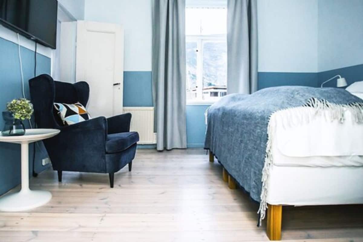 Escritorio, wifi gratis y ropa de cama