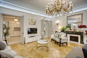 TV - Luxurious 250m² 7BR at Galeries Lafayette - Rare (Paris)