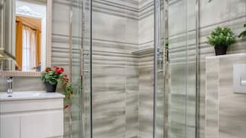 Douche, sĂšche-cheveux, serviettes fournies, savon