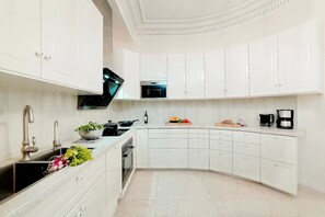 Fridge, microwave, oven, stovetop - Luxurious 250m² 7BR at Galeries Lafayette - Rare (Paris)