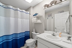 Ensemble douche/baignoire, sèche-cheveux, serviettes fournies, savon