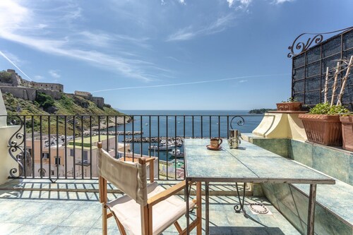 "La Shirokka" located in the heart of the historic center with a view of the Corricella