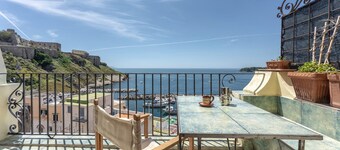 "La Shirokka" located in the heart of the historic center with a view of the Corricella