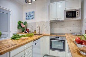 冷蔵庫、電子レンジ、オーブン、コンロ