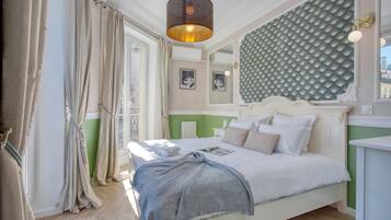 3 bedrooms, desk, iron/ironing board, travel crib