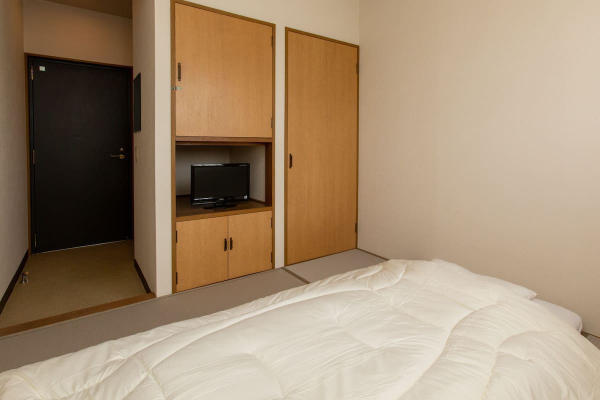 japanese room up to 1 guest, non smoking | desk, free wifi, bed sheets