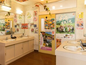Combined shower/tub, free toiletries, hair dryer, slippers - Tabist Business Ryokan Duck Ishinomaki Hebita (Isinomaki)