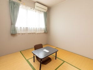 Traditional-Zimmer, Raucher (Japanese up to 1 guest) | Schreibtisch, kostenloses WLAN, Bettwäsche
