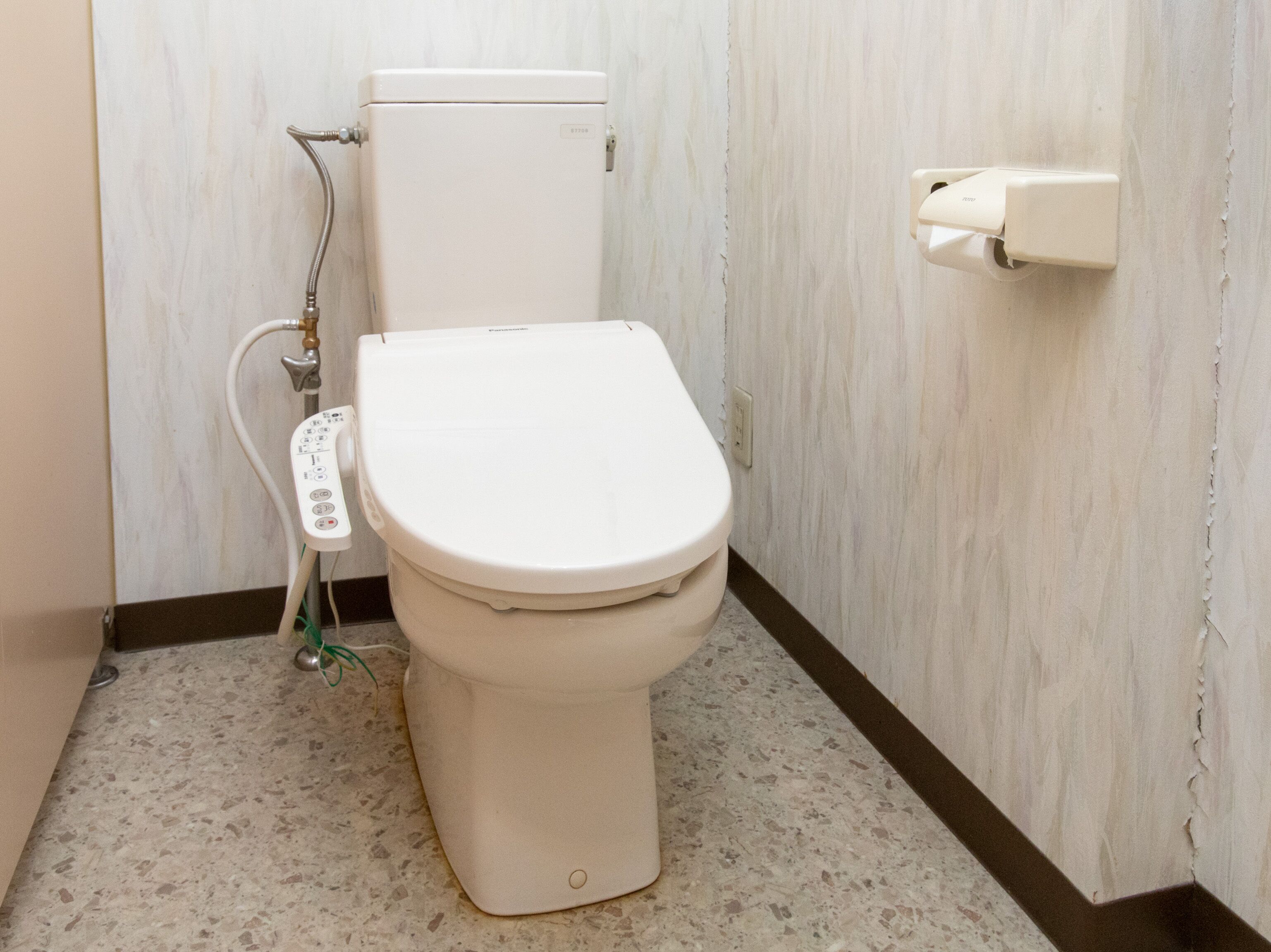 combined shower/bathtub, free toiletries, hair dryer, slippers