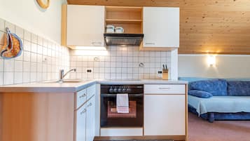 Fridge, oven, coffee/tea maker, electric kettle