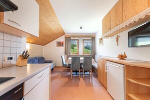 Fridge, oven, dishwasher, coffee/tea maker
