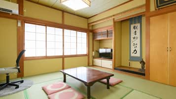 Japanese Room up to 4 guests with Shared Bathroom (Non-Smoking)