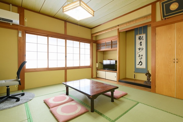 Japanese Room up to 4 guests with Shared Bathroom (Non-Smoking) | Desk, free WiFi