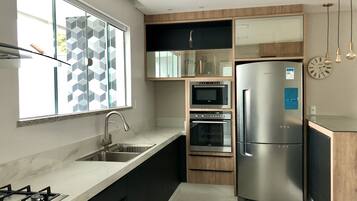 Refrigerador, microondas, horno y parrilla de estufa