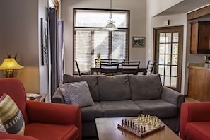 Fernseher, Kamin, DVD-Player