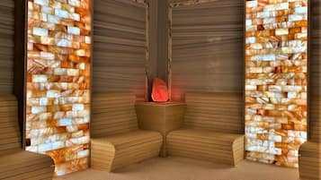 Een sauna, een stoombad, massagebehandelingen