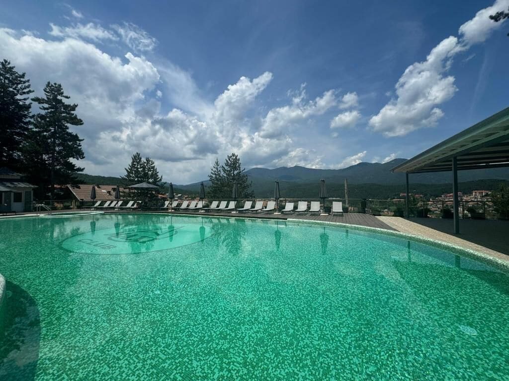 3 innendørsbassenger, sesongbasert utendørsbasseng og bassengparasoller