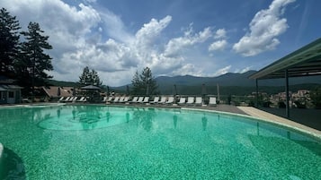 3 innendørsbassenger, sesongbasert utendørsbasseng og bassengparasoller