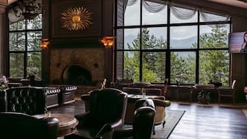 3 bars/lounges, poolside bar