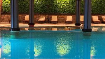 3 piscinas internas, piscina externa sazonal, guarda-sóis