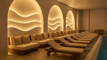 3 Innenpools, Außenpool (je nach Saison geöffnet), Sonnenschirme