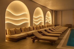 3 Innenpools, Außenpool (je nach Saison geöffnet), Sonnenschirme