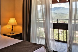 Sengetøy av topp kvalitet, minibar og safe på rommet