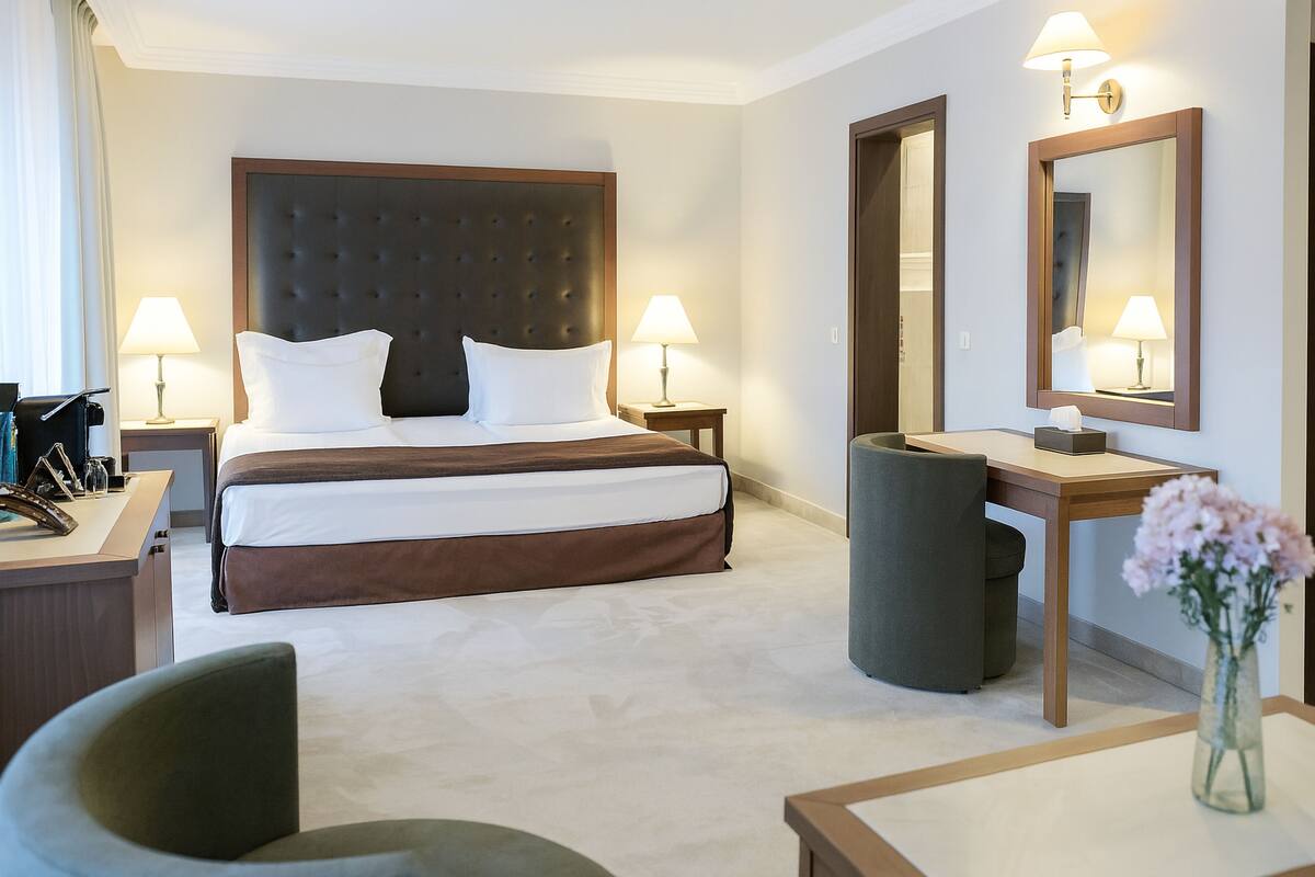 Deluxe Studio | Premium bedding, minibar, in-room safe, desk