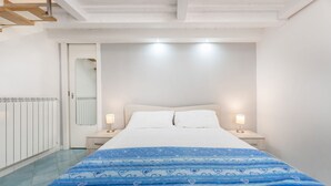 A bedroom with a bed, two bedside lamps, a nightstand, a mirror, and a radiator. - Marina Piccola is located in the center of the island, a stone's throw from the beach  (Procida)