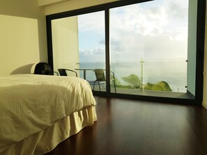 3 bedrooms, desk, iron/ironing board, free WiFi - Sunshine Villa with Optionally Heated Pool 150m above Ocean & Sandy Beach (Estreito da Calheta)