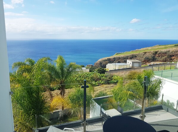 Property grounds - Sunshine Villa with Optionally Heated Pool 150m above Ocean & Sandy Beach (Estreito da Calheta)