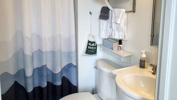 Dusche, Haartrockner, Handtücher, Seife