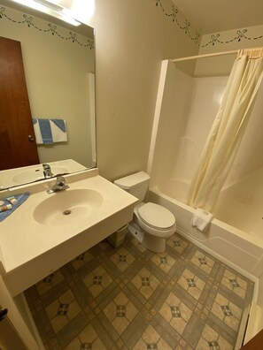 Dype avslapningsbadekar, hårføner, håndklær og såpe