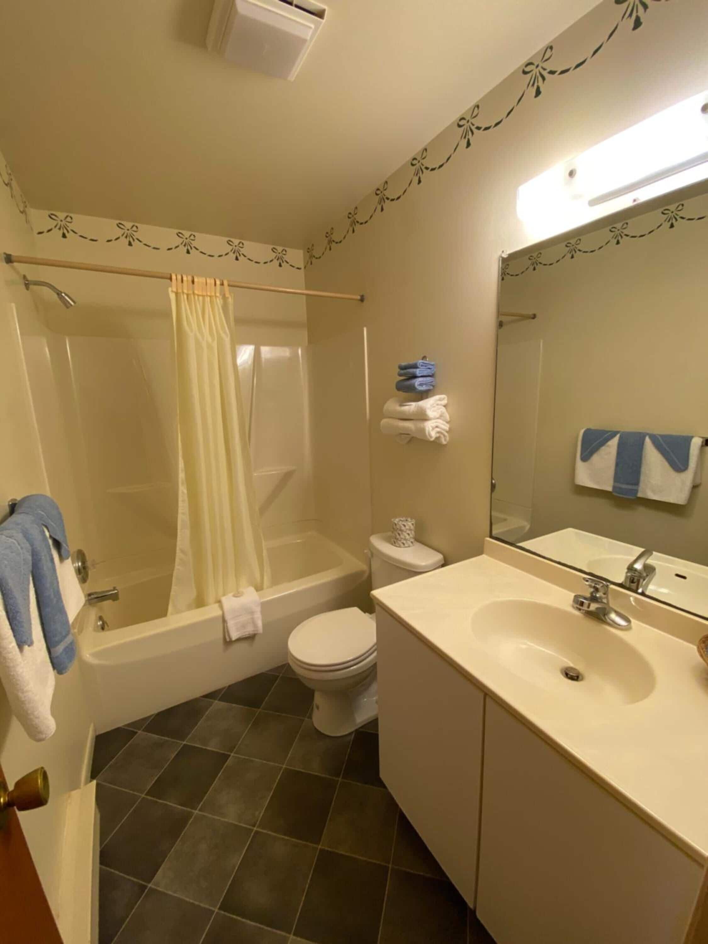 Un baño con bañera, inodoro y lavabo.