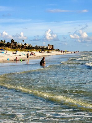 ビーチの近く、サンラウンジャー、ビーチタオル