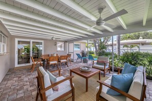 屋外ダイニングエリア