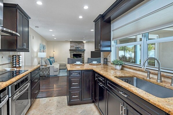 冷蔵庫、電子レンジ、オーブン、コンロ