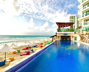 Outdoor pool - Deluxe ocean view with kitchenette at Hotel Ocean Dream Cancun (Cancún)