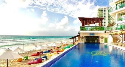 Deluxe ocean view with kitchenette at Hotel Ocean Dream Cancun