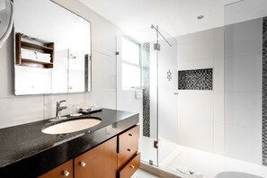 Hair dryer, towels, soap, toilet paper - Deluxe ocean view with kitchenette at Hotel Ocean Dream Cancun (Cancún)